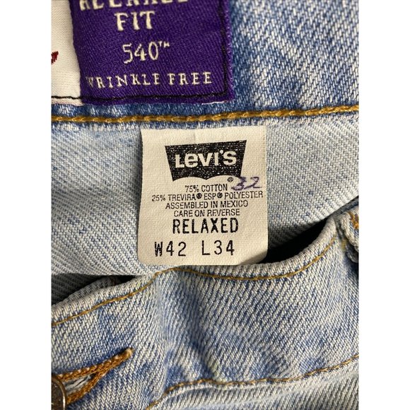 Levi Strauss Relaxed Fit 540 Distressed Wrinkle Free Light Wash Jeans (42x31.5) - Picture 15 of 16